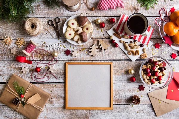 Composição de Natal em um fundo de madeira. — Fotografia de Stock