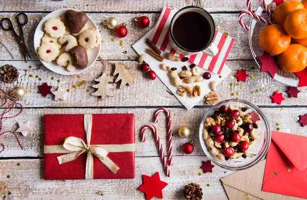 Composition de Noël sur un fond en bois. — Photo