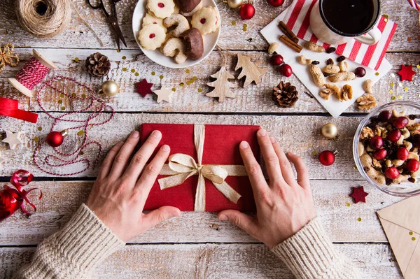 Kerstcompositie op een houten ondergrond. — Stockfoto