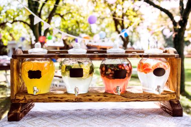 Kavanoz bir musluk bir bahçe ahşap bir stand ile.