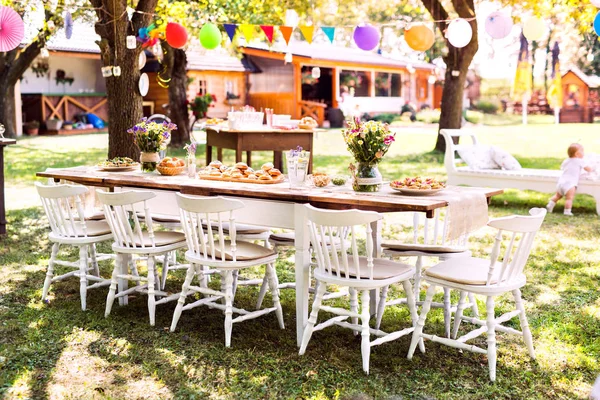 Meja diatur untuk pesta kebun atau perayaan di luar. — Stok Foto