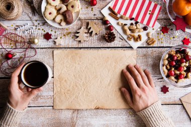 Ahşap bir arka planda noel kompozisyonu.