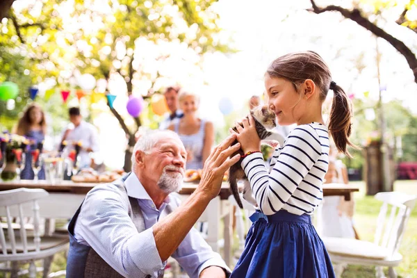 Celebración familiar o una fiesta en el jardín en el patio trasero . — Foto de Stock