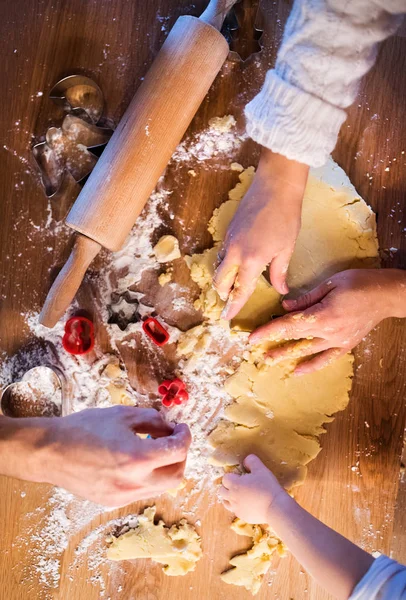 Giovane famiglia che fa biscotti a casa . — Foto Stock