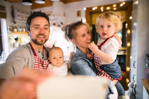 Genç aile evde kurabiye yapma. — Stok fotoğraf