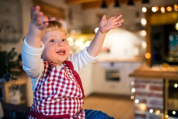 Zencefilli kurabiye evde yapma yürümeye başlayan çocuk. — Stok fotoğraf