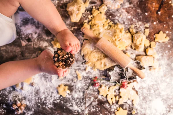 Joven familia haciendo galletas de jengibre en casa . —  Fotos de Stock