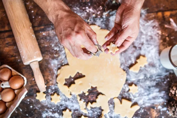 Hornear galletas de jengibre en Navidad . — Foto de Stock