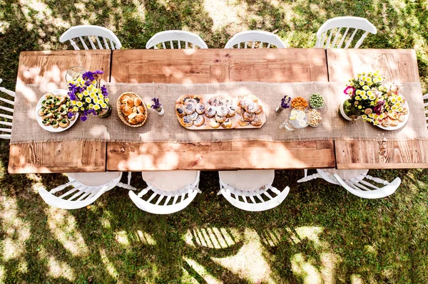 Tafel set voor een tuinfeest of feest buiten. — Stockfoto