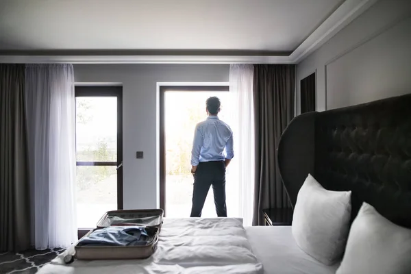 Érett üzletember egy szállodai szobában. — Stock Fotó