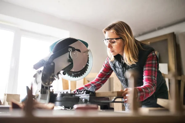 Mulher jovem trabalhador na sala de trabalho carpinteiro. — Fotografia de Stock