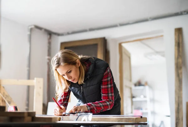 Junge Arbeiterin in der Tischlerwerkstatt. — Stockfoto