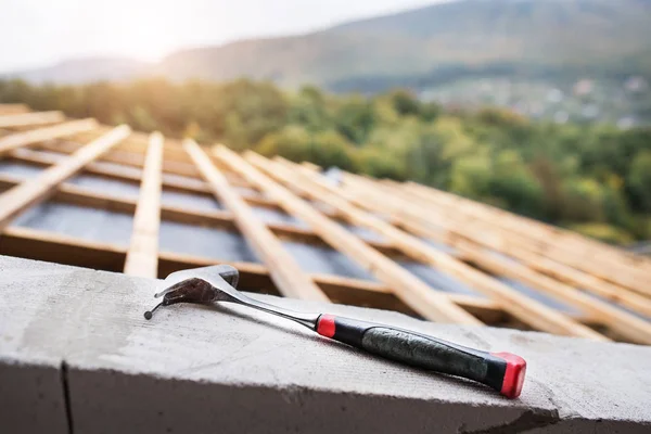 Hammare på taket på byggarbetsplatsen. — Stockfoto