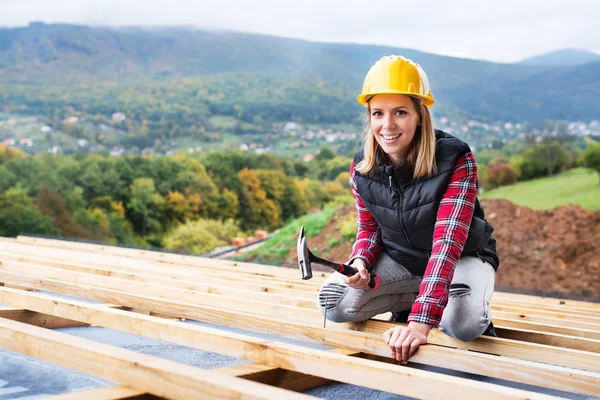 Joven trabajadora en la obra. — Foto de Stock