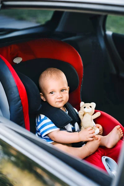 Ragazzino seduto sul seggiolino in macchina . — Foto Stock