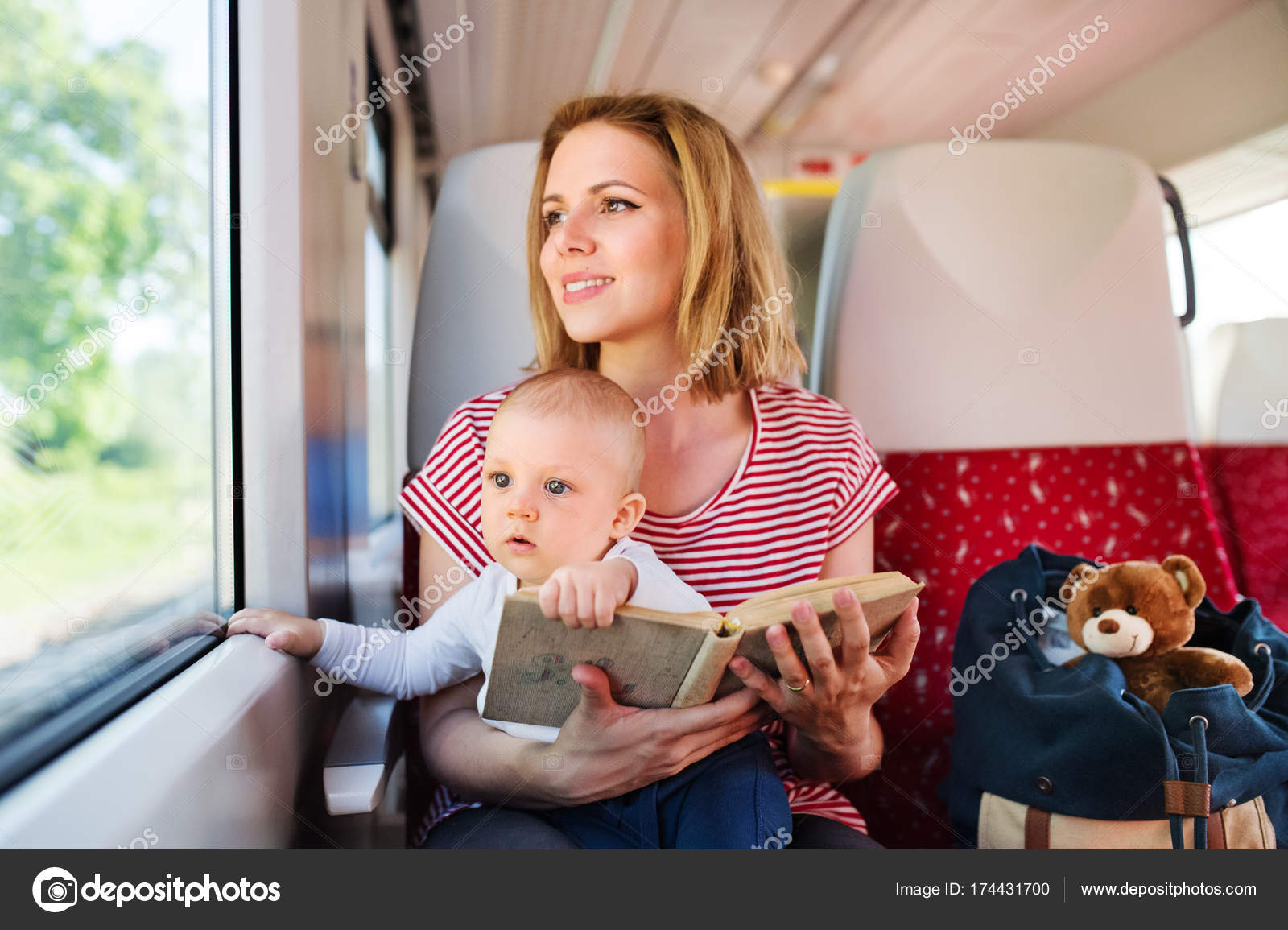 Ребенок едет на поезде с бабушкой. Путешествие с детьми. Мама с ребенком путешествие. Дети путешествуют. Мама путешествует с ребенком.