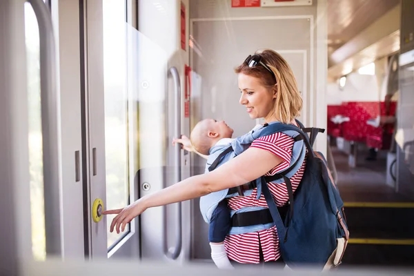 Jovem mãe viajando com bebê de trem . — Fotografia de Stock