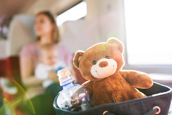 Jonge moeder met baby reizen per trein. — Stockfoto
