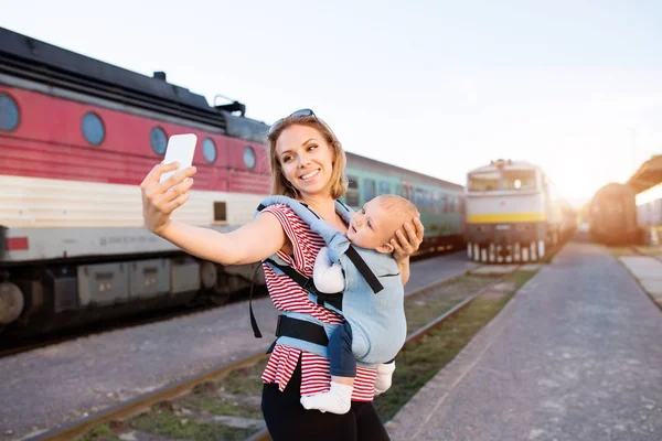 Νεαρή μητέρα που ταξιδεύουν με το μωρό με το τρένο. — Φωτογραφία Αρχείου