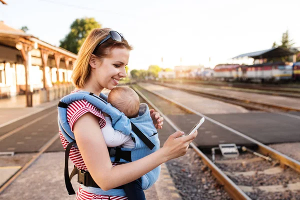 Jovem mãe viajando com bebê de trem . — Fotografia de Stock