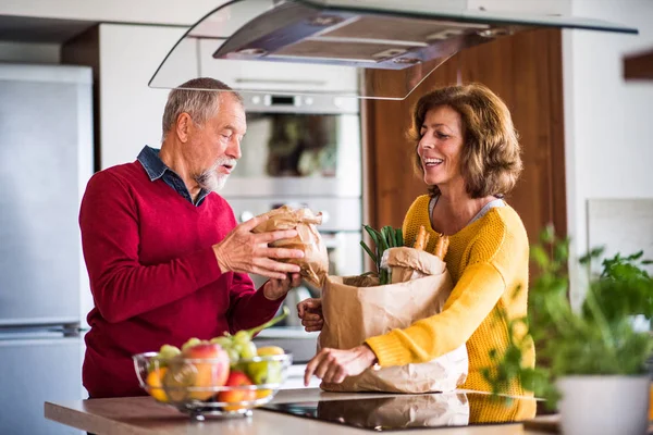 Senior par laga mat i köket. — Stockfoto