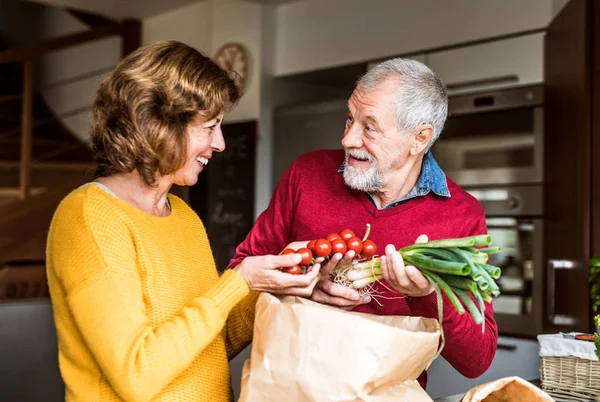 Coppia anziana preparare il cibo in cucina. — Foto Stock