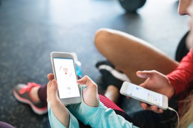 Akıllı telefonlar ile spor salonunda tanınmaz uygun çift.