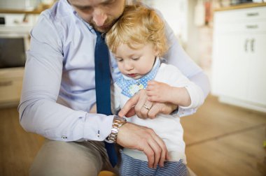 Genç baba evde oğluyla.