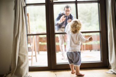 Genç Baba evini terk.