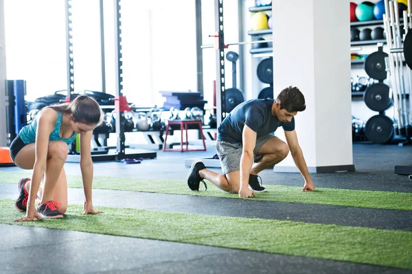 Koşucular yoğun eğitim oturumu için hazırlanmış spor salonunda. — Stok fotoğraf