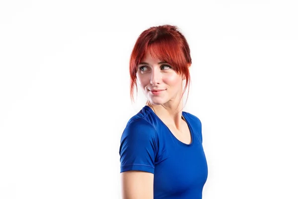 Atraktivní mladá fitness žena v modrém tričku. Studio záběr. — Stock fotografie