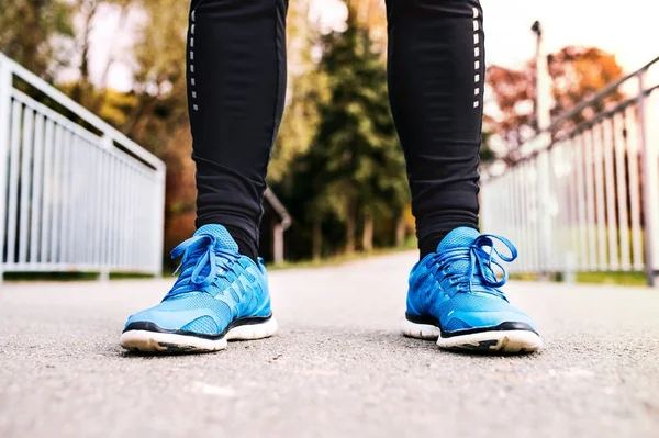 Benen voor jonge runner permanent op concrete pad. — Stockfoto