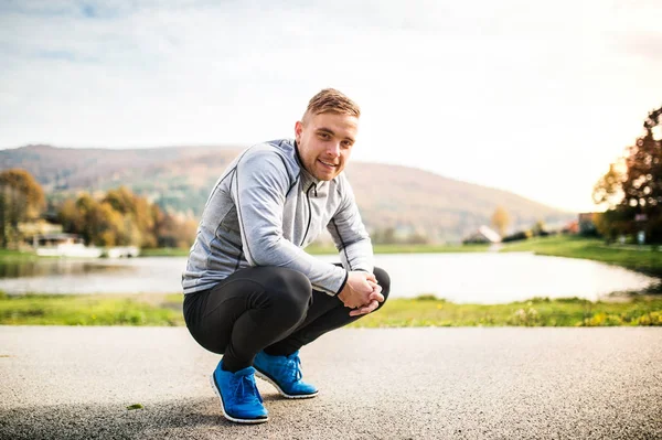 Stilig ung löpare huk ner. — Stockfoto