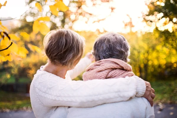 Seniorinnen beim Spaziergang in der herbstlichen Natur. — Stockfoto