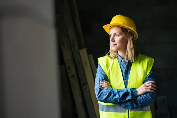 Fiatal női munkás az építkezésen. — Stock Fotó