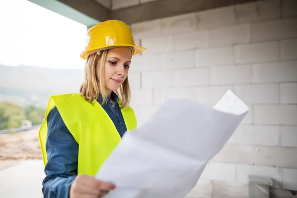 Jeune travailleuse sur le chantier . — Photo