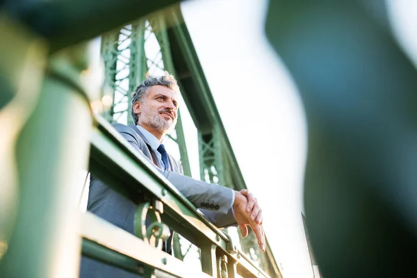 Mogen affärsman i en stad. — Stockfoto