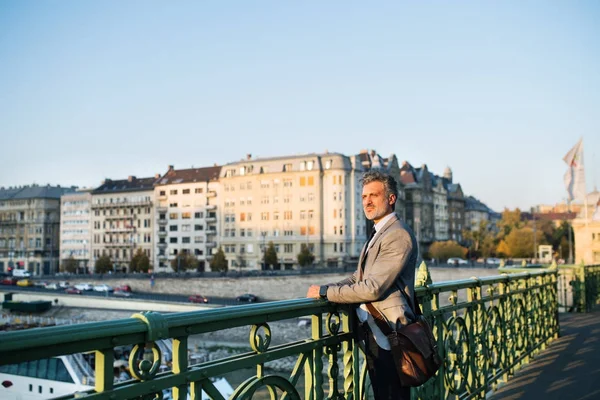 Uomo d'affari maturo in una città . — Foto Stock