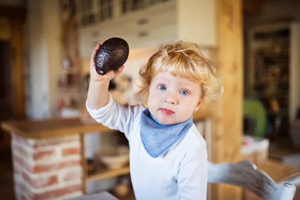 Enfant garçon dans la cuisine. — Photo