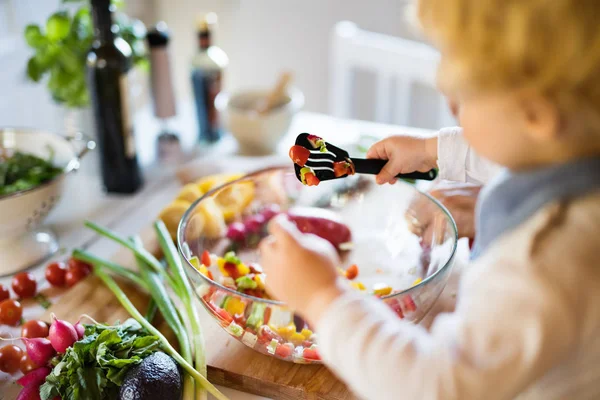 Padre joven con un niño pequeño cocinando . —  Fotos de Stock