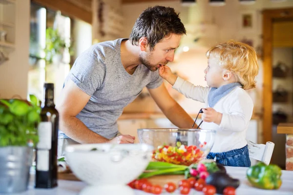 Jovem pai com uma criança menino cozinhar . — Fotografia de Stock