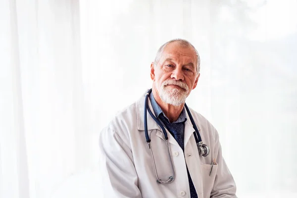 Retrato de um médico sénior no escritório . — Fotografia de Stock