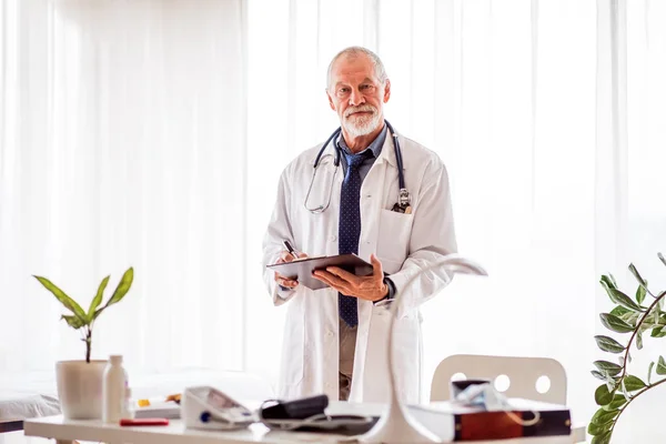 Médico sênior com smartwatch no escritório . — Fotografia de Stock