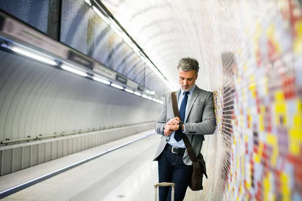 Reifer Geschäftsmann wartet auf einer U-Bahn-Station. — Stockfoto