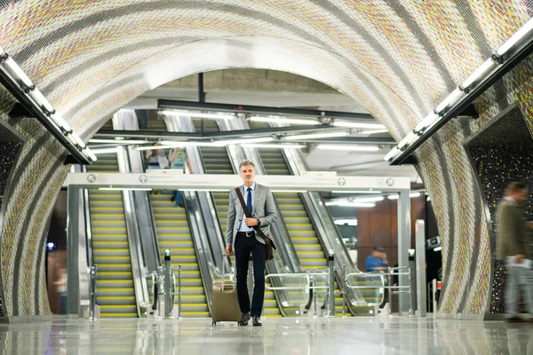 Бізнесмен перед ескалаторами на станції метро . — стокове фото