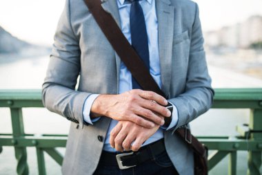 İşadamı smartwatch bir şehirde ile.