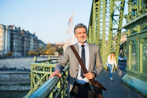 Mature businessman in a city. — Stock Photo, Image