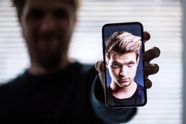 En smartphone ved hjælp af ansigt ID-genkendelsessystem . - Stock-foto
