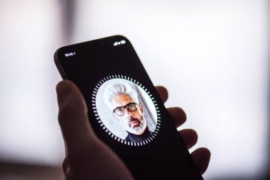 Nova Bana, Slovakya - 28 Kasım 2017: Yeni Apple iphone X smartphone, yüz kimliği.