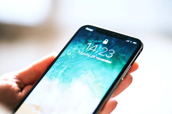 Nova Bana, Słowacja - 28 listopada 2017 r.: Nowy Apple iphone X smartphone. — Zdjęcie stockowe